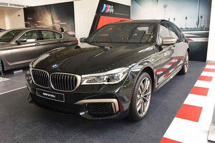 BMW 760Li giá hơn 13 tỉ đồng cập bến Việt Nam có những gì?