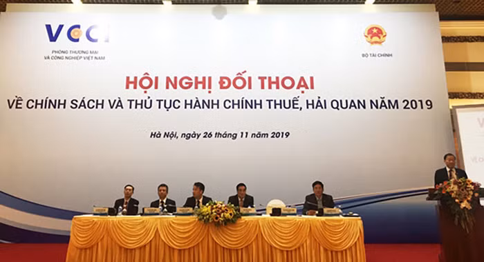 Lãnh đạo Bộ Tài chính và VCCI chủ trì hội nghị