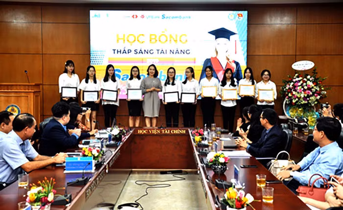 Học bổng “Thắp sáng tài năng 2019” được trao cho các bạn sinh viên tiêu biểu của Học viện Tài chính