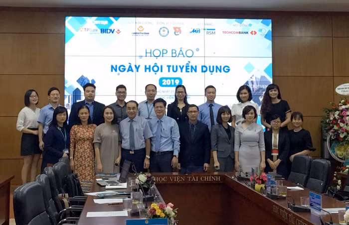 Các đại biểu chụp ảnh lưu niệm tại buổi họp báo
