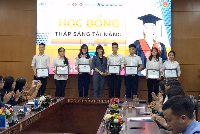 Học bổng “Thắp sáng tài năng 2019” được trao cho các bạn sinh viên tiêu biểu của Học viện Tài chính