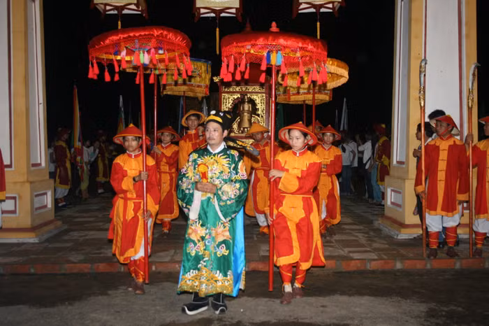 Cảnh rước vua về Trai Cung tại lễ tế đàn Nam Giao Huế, một trong những chương trình của Festival Huế