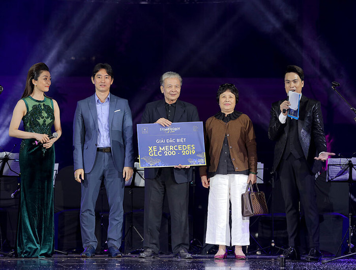 Ông Lại Hợp Nhân – Giám đốc Marketing Tập đoàn Bitexco (thứ 2 từ trái ) trao tặng phần thưởng đặc biệt cho gia đình chú Lê Văn Mỵ - khách hàng may mắn của dự án. Đặc biệt, gia đình chú Lê Văn Mỵ đã quyết định dành tặng toàn bộ phần thưởng cho các gia đình có hoàn cảnh khó khăn