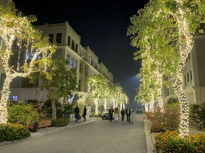 Một góc phố lung linh ánh đèn, rực rỡ về đêm tại The Manor Central Park - điểm đến mới của Hà Nội 36 phố phường