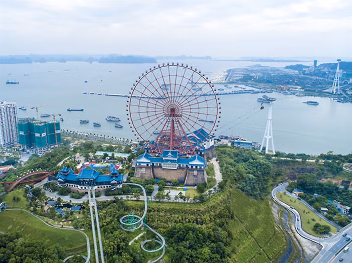 Vòng xoay Mặt trời khổng lồ đã góp thêm một trải nghiệm mới cho du khách được chiêm ngưỡng vẻ đẹp yên bình của thành phố Hạ Long từ trên cao