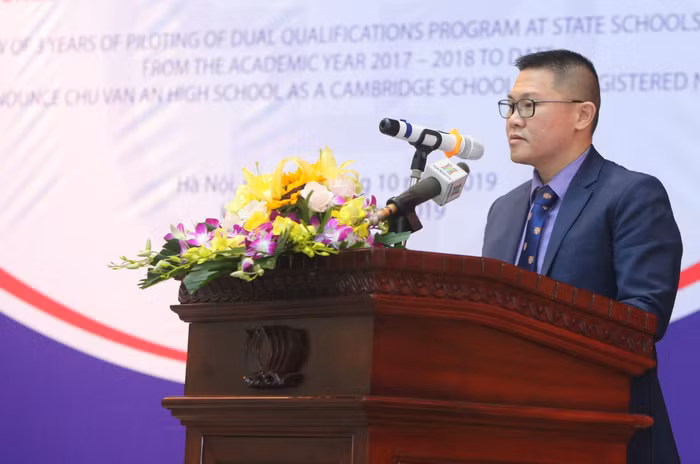 Ông Melvyn Lim - Giám đốc Quốc gia của Cambridge International tại Việt Nam, Myanmar, Campuchia và Lào, trao tặng biển hiệu trường Cambridge cho bà Lê Mai Anh, hiệu trưởng trường THPT Chu Văn An