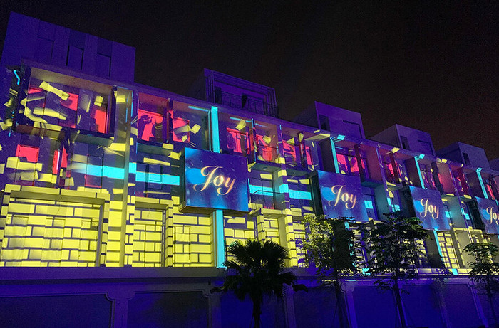 Màn trình diễn ánh sáng 3D mapping với công nghệ hàng đầu thế giới thể hiện một Hà Nội mới, hoa lệ và thịnh vượng, được quý khách hàng nồng nhiệt chào đón