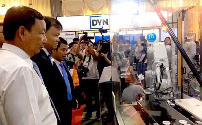 'One Night In Paris': Tận mục chiếc váy nặng 30kg đính hàng nghìn viên ngọc trai quý hiếm ảnh 8