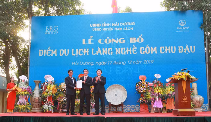 Lễ công bố trao quyết định công nhận điểm du lịch làng nghề Gốm Chu Đậu. Ảnh: Báo Đầu tư