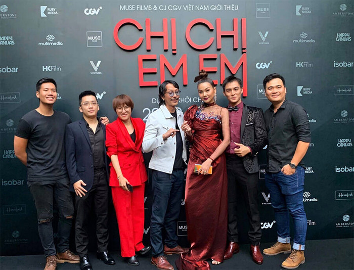 Nhà sản xuất Will Vũ (thứ 2 từ trái qua) cùng êkip phim Chị Chị Em Em Nhà sản xuất Will Vũ (thứ 2 từ trái qua) cùng êkip phim Chị Chị Em Em