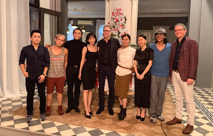 Nhà sản xuất Will Vũ (ngoài cùng bên trái) cùng Chi Pu, Lãnh Thanh và êkip tại hiện trường quay phim Chị Chị Em Em