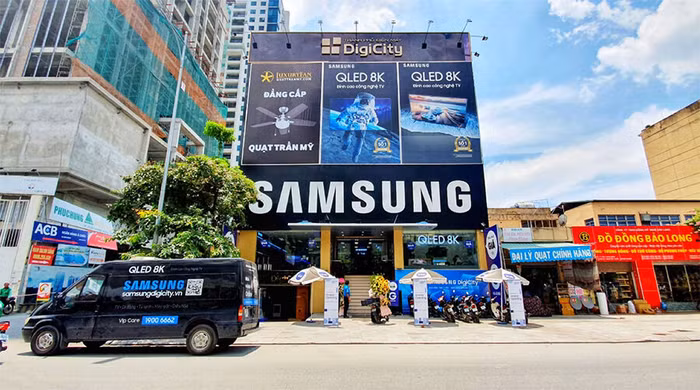Samsung DigiCity Brand Shop đầu tiên đã ra mắt vào tháng 05/2019 tại địa chỉ 277 Nguyễn Trãi, quận Thanh Xuân, TP. Hà Nội