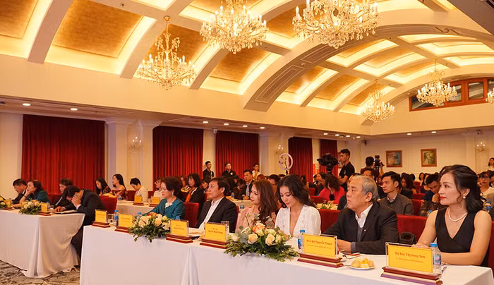 Rất đông các đại biểu đã tới tham dự buổi giới thiệu sản phẩm Serum chống nhăn và dưỡng trắng đẹp da Valentine