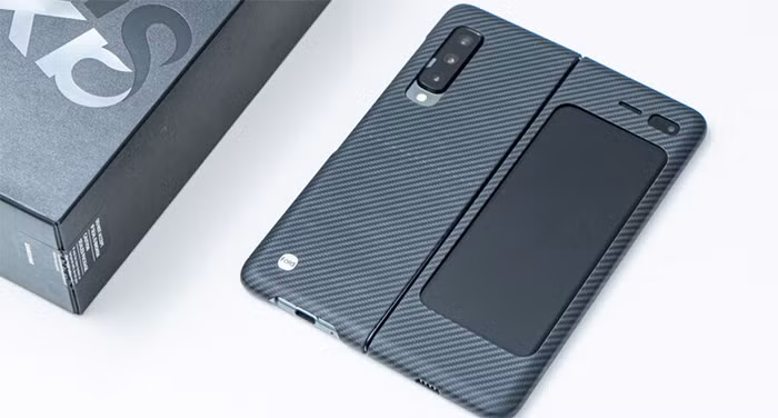 Galaxy Fold sở hữu vẻ ngoài vô cùng long lanh và sang trọng khi được trang bị mặt lưng bằng kính
