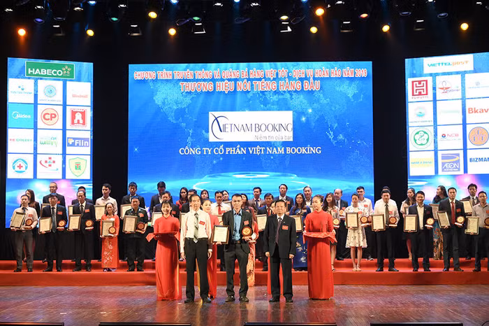 Vietnam Booking được tôn vinh tại Chương trình Doanh nhân làm theo lời Bác