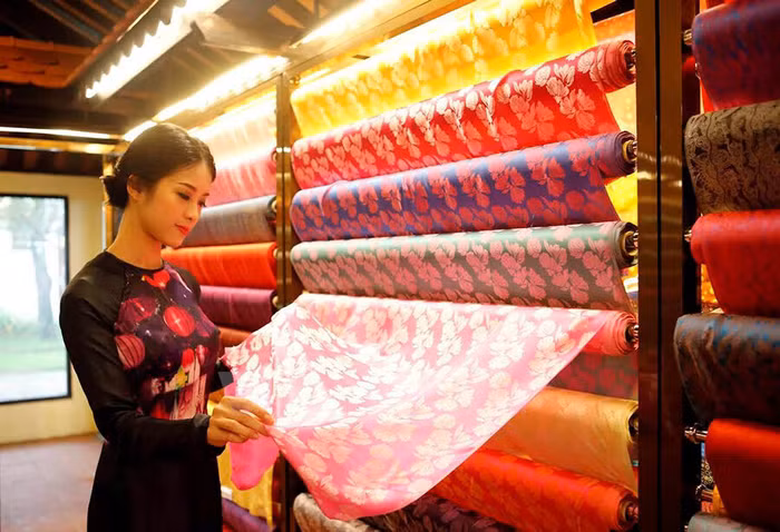 Lụa Vạn Phúc (quận Hà Đông) là một trong những sản phẩm thủ công, mỹ nghệ có tính thiết kế sáng tạo sẽ được trưng bày và giới thiệu tại lễ hội
