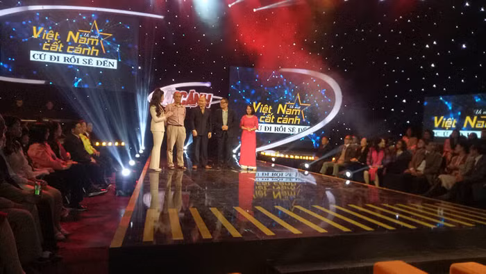 "Cất cánh" là chương trình truyền hình đầu tiên ở Việt Nam sử dụng hình thức diễn thuyết để chia sẻ quan điểm, những trải nghiệm cá nhân của mỗi người