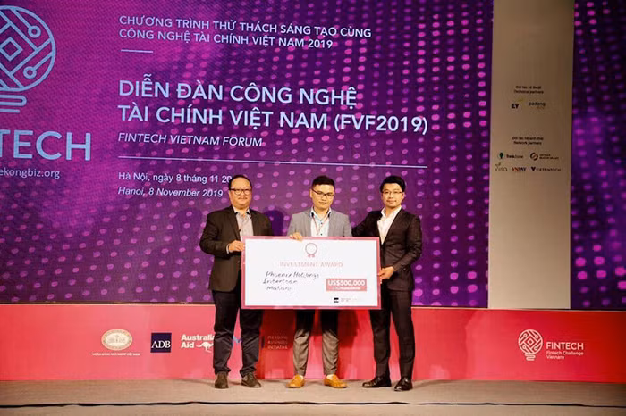 Đại diện Interloan nhận giải