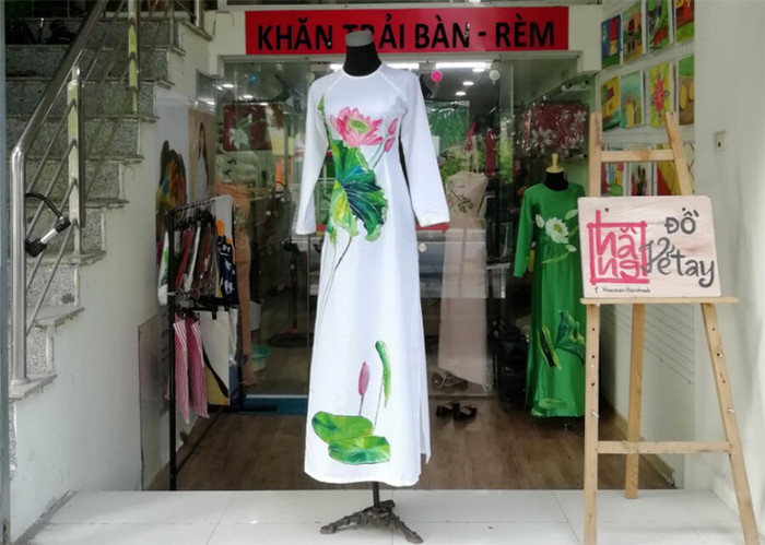 Chiếc áo dài trắng trở nên thu hút hơn nhờ những cánh sen được vẽ bằng tay Chiếc áo dài trắng trở nên thu hút hơn nhờ những cánh sen được vẽ bằng tay