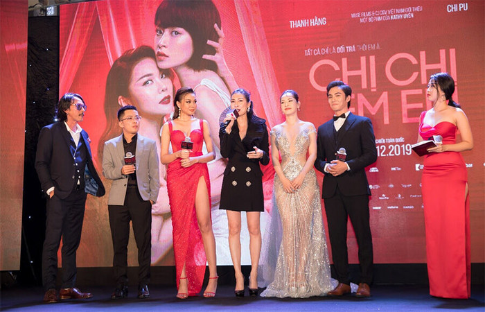 Nhà sản xuất Will Vũ (áo xám - thứ hai từ trái qua) cùng ê kíp chia sẻ về bộ phim Chị Chị Em Em trong buổi công chiếu - Ảnh: Muse Films Nhà sản xuất Will Vũ (áo xám - thứ hai từ trái qua) cùng ê kíp chia sẻ về bộ phim Chị Chị Em Em trong buổi công chiếu - Ảnh: Muse Films