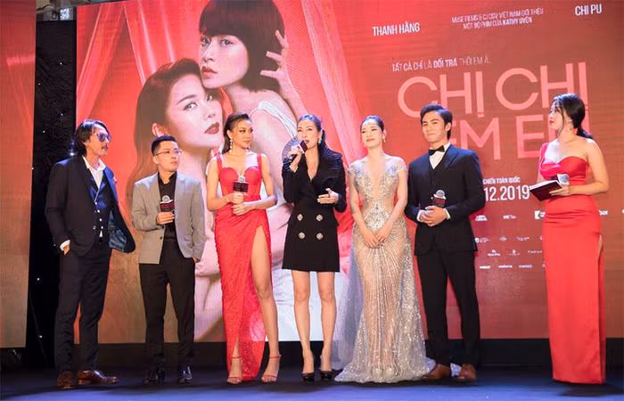 Nhà sản xuất Will Vũ (áo xám - thứ hai từ trái qua) cùng ê kíp chia sẻ về bộ phim Chị Chị Em Em trong buổi công chiếu - Ảnh: Muse Films