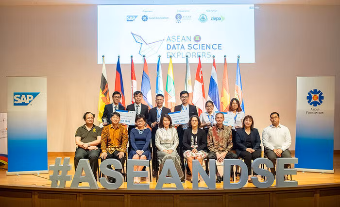 Các đội đạt giải chụp ảnh lưu niệm cùng Ban giám khảo ASEANDSE 2019