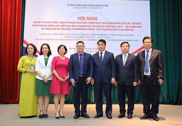 Các đại biểu tham dự buổi tổng kết kết quả triển khai thí điểm đào tạo Chương trình Song bằng tại Hà Nội