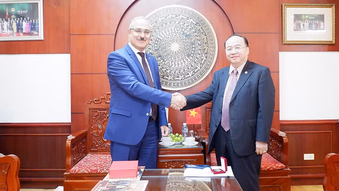 TS Nguyễn Hồng Sơn - Phó Chủ tịch VCCI, Chủ tịch HBA và VACOD và ông Suran Oganesovich Vardanian - Phó Chủ tịch Phòng Thương mại và Công nghiệp Thành phố Mátxcơva, Liên bang Nga