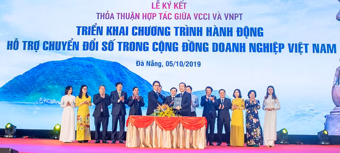 Lễ ký kết thỏa thuận hợp tác xây dựng và triển khai Chương trình hành động hỗ trợ chuyển đổi số trong cộng đồng doanh nghiệp giữa VCCI và VNPT