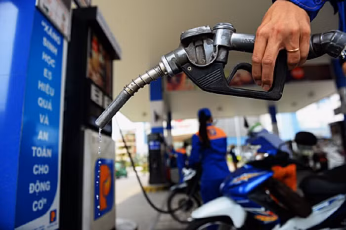 Giá xăng tăng lên mức cao nhất trong vòng một năm