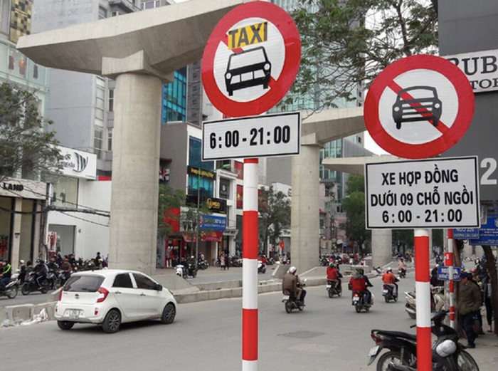 Đề xuất dỡ bỏ biển cấm taxi, xe hợp đồng tại nhiều tuyến phố