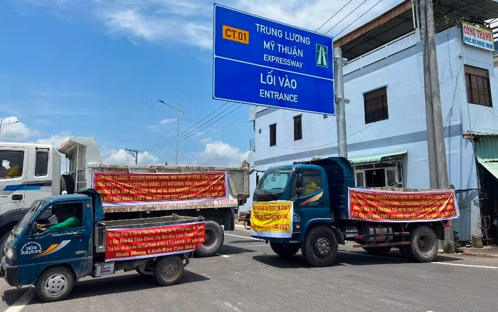 Các doanh nghiệp tổ chức căng băng rôn đòi nợ Đèo Cả và Tây An