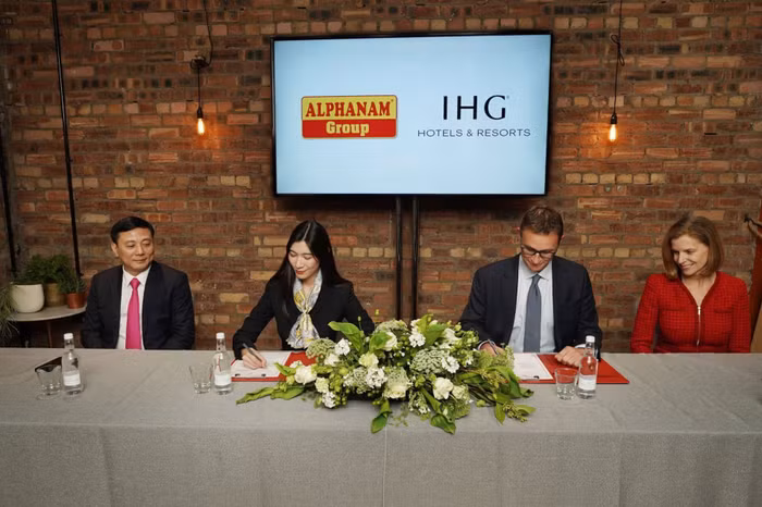Thành viên HĐQT Alphanam Group, TGĐ Công ty Cổ phần Địa ốc Alphanam - bà Nguyễn Ngọc Mỹ và ông Michael Cockcroft - Giám đốc tài chính khu vực châu Âu, Trung Đông, châu Á, châu Phi của InterContinental Hotels Group ký kết Bản Ghi nhớ hợp tác trong việc triển khai các dự án khách sạn quốc tế và du lịch tại Việt Nam.