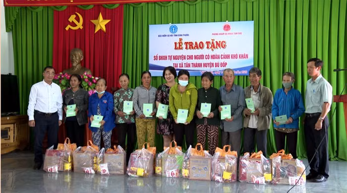Tặng 72 sổ bảo hiểm xã hội tự nguyện cho người dân có hoàn cảnh khó khăn