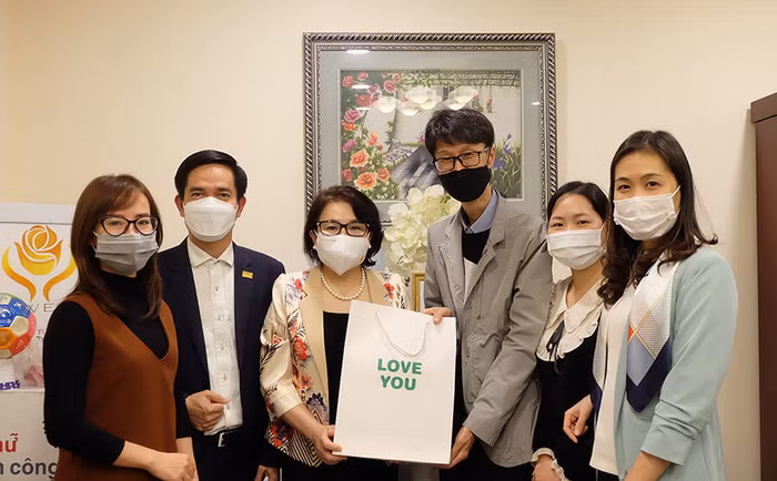 Ông Shin Baik Sun, Giám đốc Tài chính Công ty TNHH Đối tác KOH – Đại diện cho Ủy ban doanh nhân nữ INNOBIZ (Hàn Quốc) tặng quà lưu niệm cho Hội đồng Doanh nhân nữ Việt Nam (VWEC)