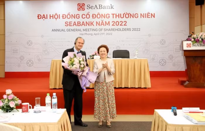 ĐHĐCĐ SeABank cũng thông qua việc bầu bổ sung 1 thành viên HĐQT độc lập là ông Mathew Nevil Welch-Thạc sỹ Quản trị kinh doanh Trường Kinh doanh Harvard (Mỹ)