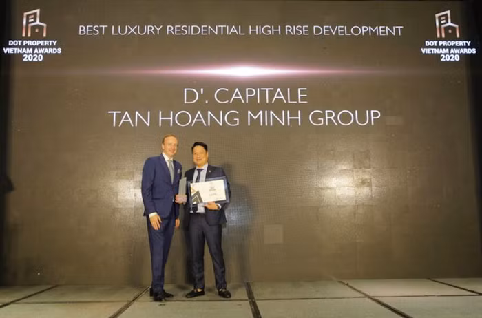 Ông Nguyễn Mạnh Hùng, Phó Tổng Giám đốc Tập đoàn Tân Hoàng Minh nhận giải thưởng “Dự án nhà ở cao tầng hạng sang tốt nhất Việt Nam 2020” cho dự án D’. Capitale