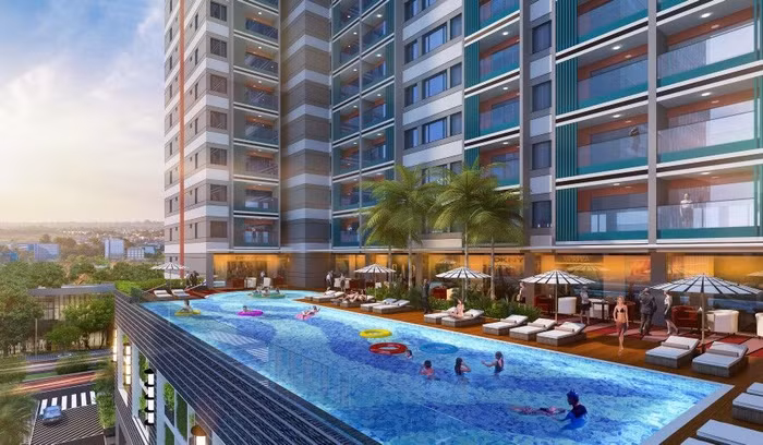 Hồ bơi skyview xanh mát mang đến không gian thư giãn tuyệt vời cho cư dân Grand Center Quy Nhon