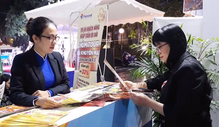Gần 1.000 sản phẩm sẽ công bố; Nhiều hình thức khuyến mãi, giảm giá từ 15 - 35%. Vietnam Airlines sẽ có 200.000 vé máy bay giá 99.000 đồng được bán tại lễ hội