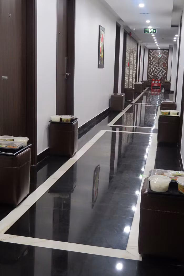 Bữa ăn được đưa đến cửa mỗi phòng