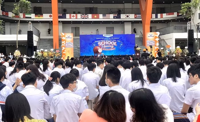 Học sinh dự Lễ khai giảng năm học mới tại Trường Phổ thông Liên cấp Phenikaa (đường Tu Hoàng, phường Phương Canh, quận Nam Từ Liêm, Hà Nội)
