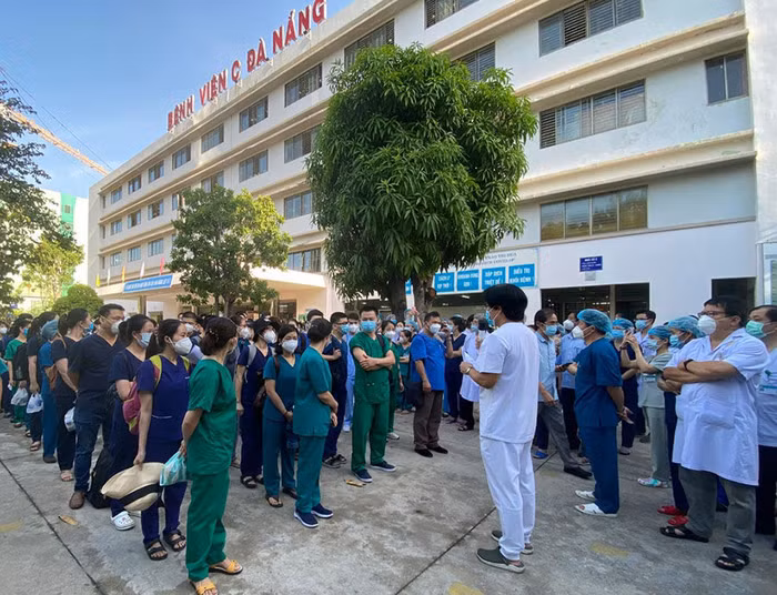 Cả nước chi viện nhân sự chống dịch cho Sài Gòn - Ảnh thanhnien.vn