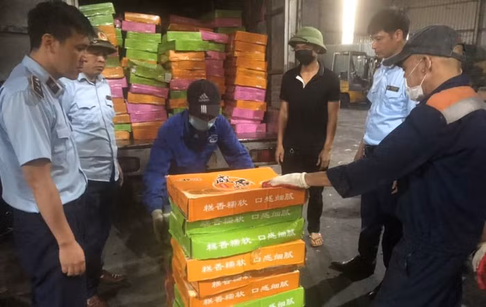 QLTT Hưng Yên tổ chức tiêu hủy hàng chục nghìn sản phẩm bánh Trung thu không rõ nguồn gốc xuất xứ