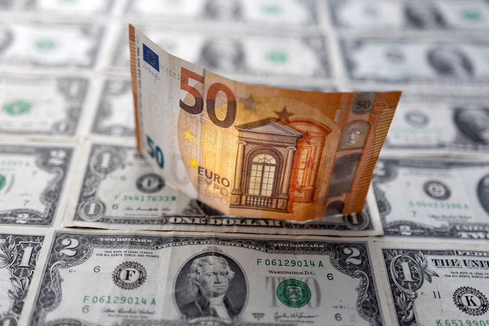 Đồng euro và USD lần đầu tiên ngang giá sau 20 năm