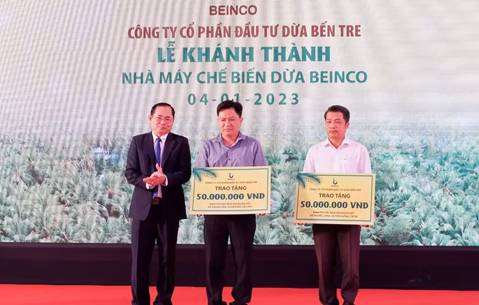 Đại biểu tham dự lễ khánh thành cùng với lãnh đạo công ty thực hiện nghi thức cắt băng khánh thành Nhà máy chế biến dừa BEINCO.