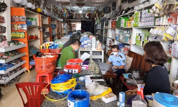 Kinh doanh thiết bị điện tử nhập lậu, một hộ kinh doanh ở Gia Lai bị xử phạt ảnh 1