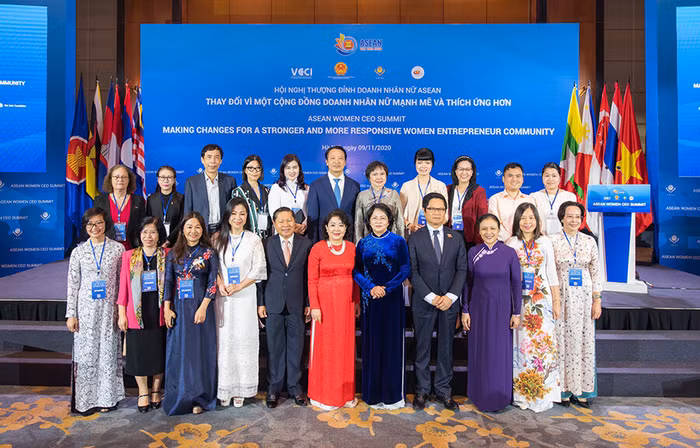 Hội nghị Thượng đỉnh Doanh nhân nữ ASEAN do VWEC tổ chức mới đây thu hút được sự tham gia của hơn 500 đại biểu là đại diện lãnh đạo các ban, bộ, ngành của Việt Nam, Ban Thư ký ASEAN, Ủy ban phụ nữ ASEAN, đại diện các Đại sứ quán, các tổ chức quốc tế, các chuyên gia, các hiệp hội doanh nhân nữ và doanh nhân nữ từ các quốc gia thành viên ASEAN