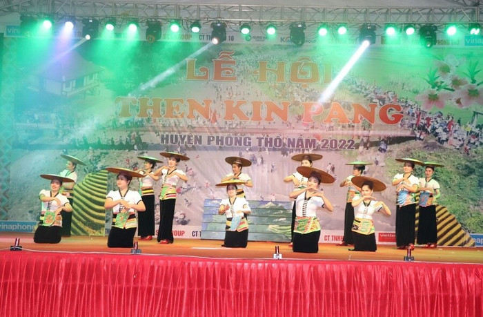 Các cô gái Thái duyên dáng trong tiết mục múa nón Các cô gái Thái duyên dáng trong tiết mục múa nón