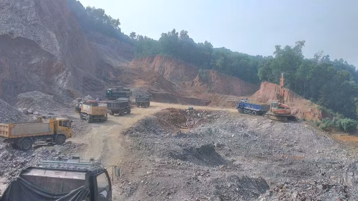 Hoạt động khai thác tại một mỏ đất thuộc huyện Yên Định (Thanh Hóa)