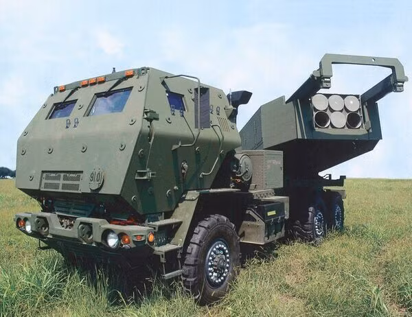 Hệ thống tên lửa pháo binh HIMARS trên khung gầm xe địa hình FMTV 6 × 6